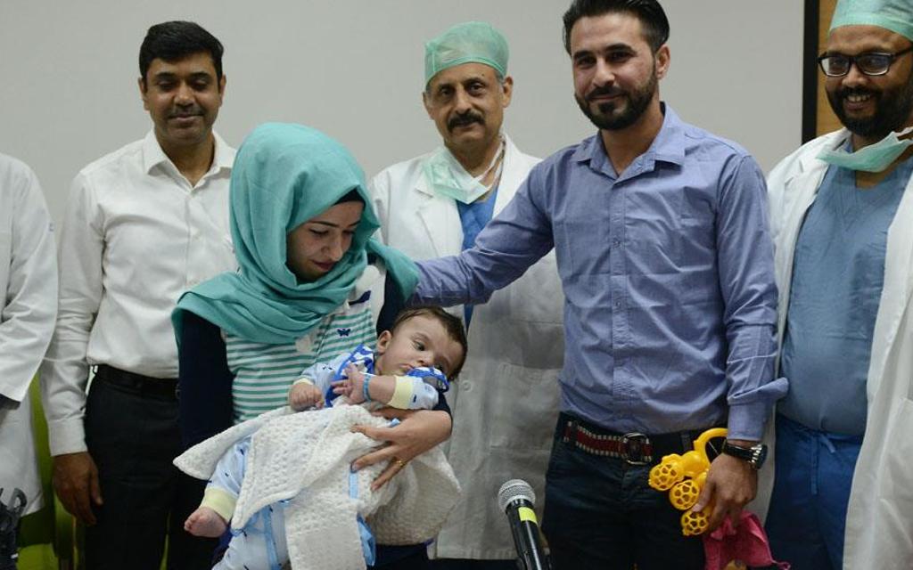 O pai do bebê, Sarwed Ahmed Nadar, levou seu filho à Índia, onde uma equipe médica o submeteu a três operações sucessiva | AFP PHOTO