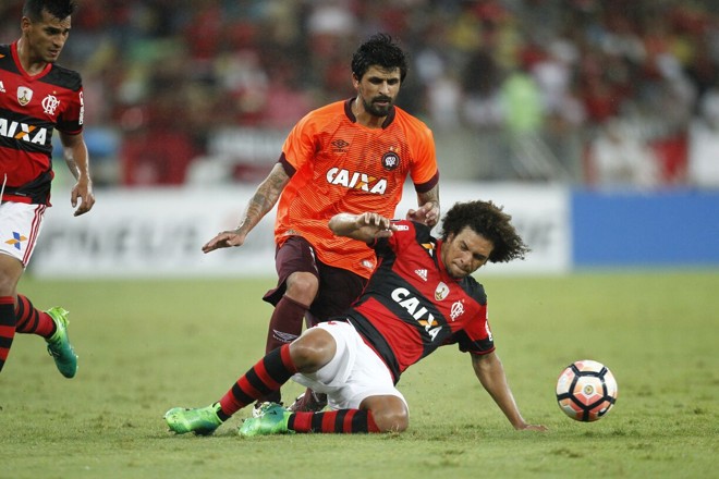 Willian Arão e Lucho Gonzalez disputam a bola. | Jonathan Campos/Gazeta do Povo/