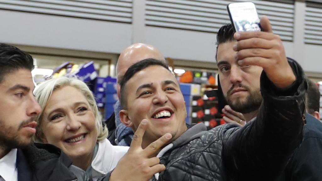 Marine Le Pen faz campanha em mercado perto de Paris: ela é popular entre os jovens | Charles Platiau/AFP