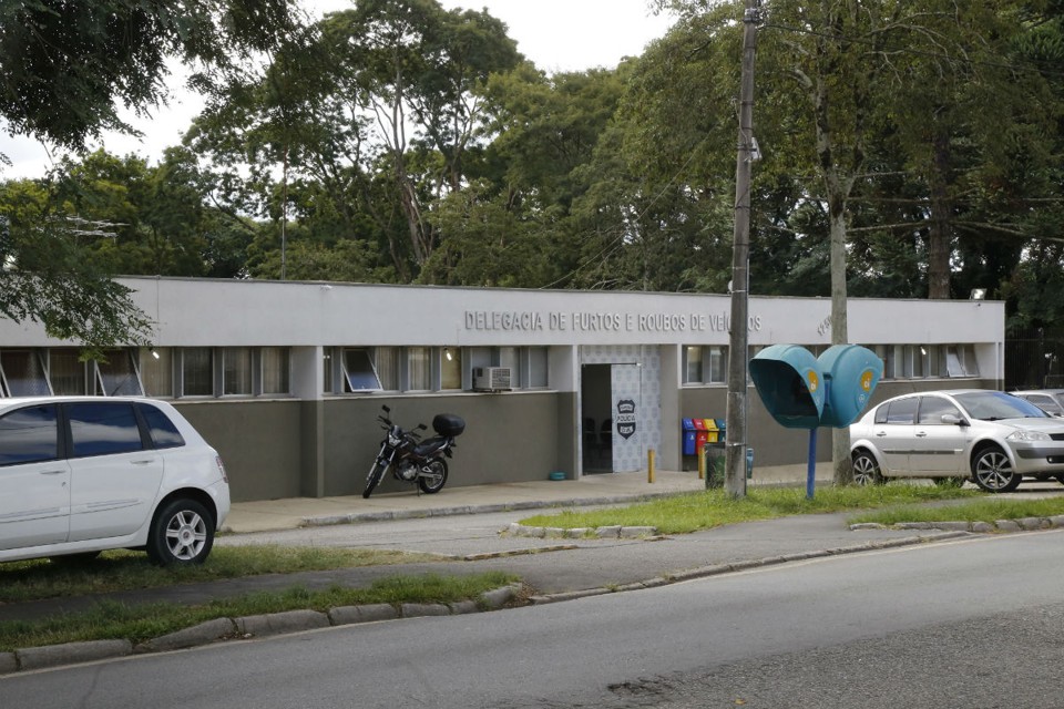 Vizinhos de delegacias superlotadas de Curitiba relatam temores