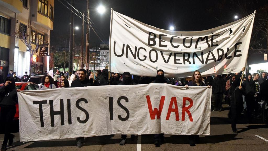 Alunos de Berkeley protestam contra a palestra de Milo Yiannopoulos: fim da liberdade de expressão | Josh Edelson/AFP