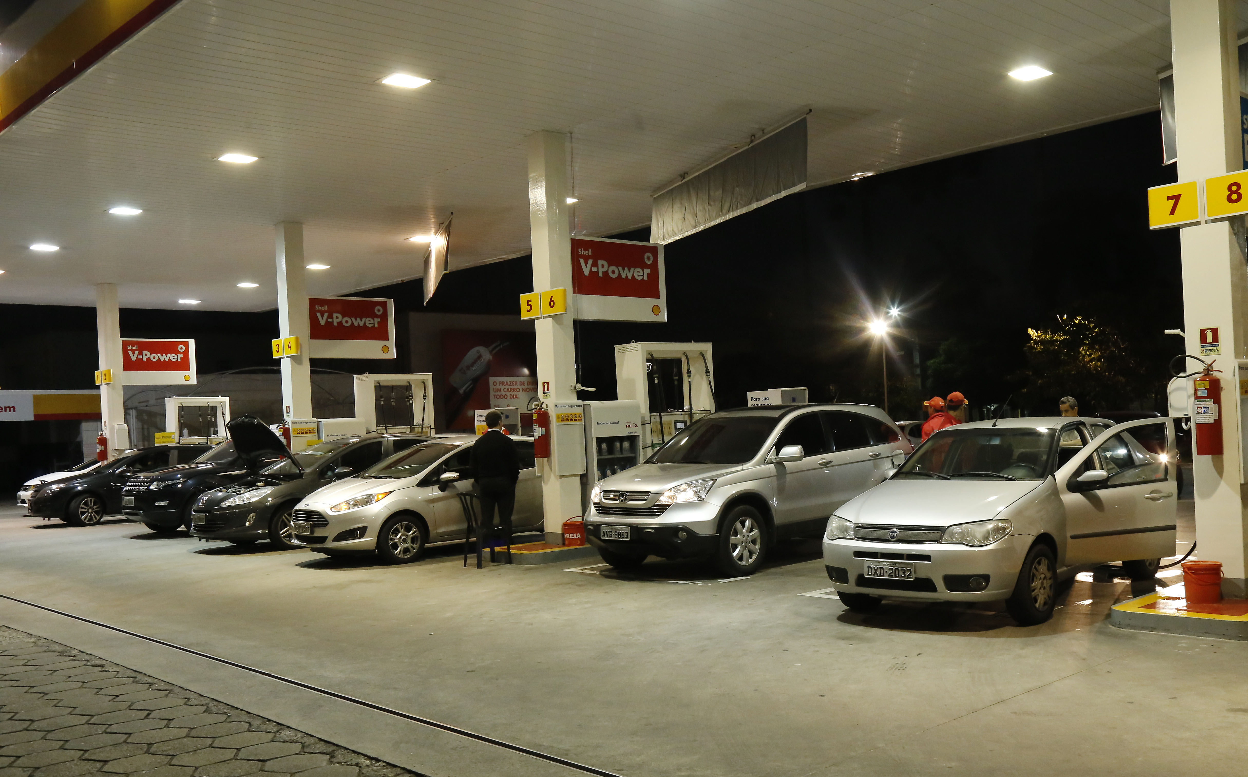 Movimentos nos postos de Curitiba foi mais alto do que o normal nesta quinta | Pedro Serapio/Gazeta do Povo