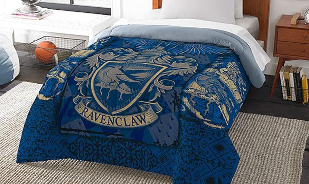 Roupa de cama com o brasão de Hogwarts, a escola do bruxo Harry Potter | Divulgação