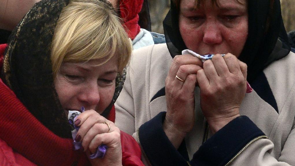 Parentes de Irina Medyantseva choram durante o funeral: Irina foi uma das várias vítimas do atentado ao metrô de São Petersburgo. | Olga Maltseva/AFP