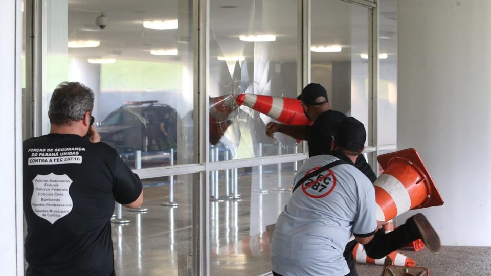 Quebra-quebra na Câmara: policiais tentam invadir prédio contra reforma da Previdência | ANDRÉ DUSEK/ESTADÃO CONTEÚDO