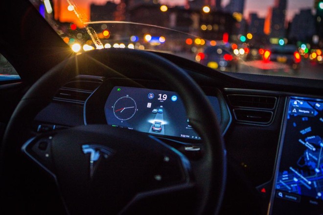 Tesla é uma das empresas que tentam popularizar carros autônomos. | Christopher Goodney/Bloomberg