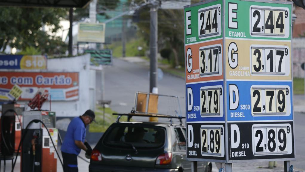 Postos de combustíveis oferecem produto com variação de preços que pode chegar a R$ 0,58 em Curitiba | Felipe Rosa/Trubuna do Paraná