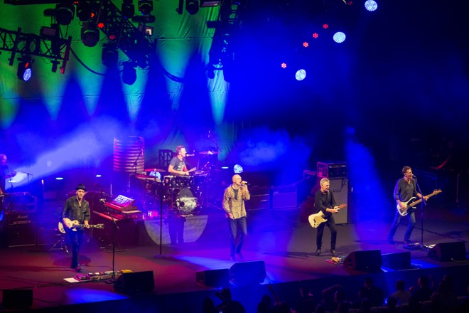Em Curitiba, o show do Midnight Oil reuniu fãs da banda no Teatro Positivo. | Marcelo Andrade/Gazeta do Povo