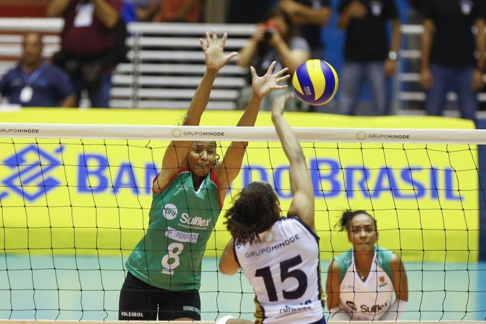 Valeskinha tenta o bloqueio na partida do Clube Curitibano com o Barueri. | William Lucas/Inovafoto/CBV