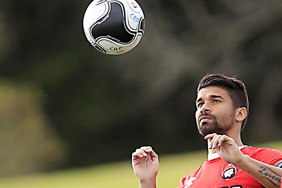 Eduardo da Silva será titular no duelo entre Atlético e Flamengo no Maracanã. | Albari Rosa/Gazeta do Povo