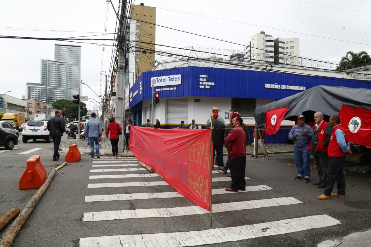 Acampamento do MST bloqueia parte da Rua Doutor Faivre | Aniele Nascimento/