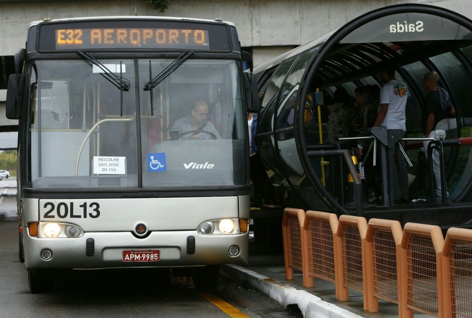 Mudança no Ligeirinho Aeroporto pega de surpresa passageiros do Afonso Pena A partir desta segunda, Ligeirinho Aeroporto deixa de passar em sete pontos e vai apenas para os terminais de São José dos Pinhais e do Boqueirão. | Aniele Nascimento/Gazeta do Povo