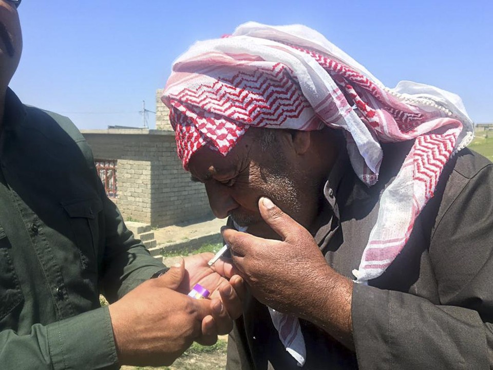 Mohamed Ahmed Saleh acende um cigarro — até recentemente proibido pelo Estado Islâmico em Badoosh, cidade iraquiana perto de Mosul | Rukmini Callimachi/NYT