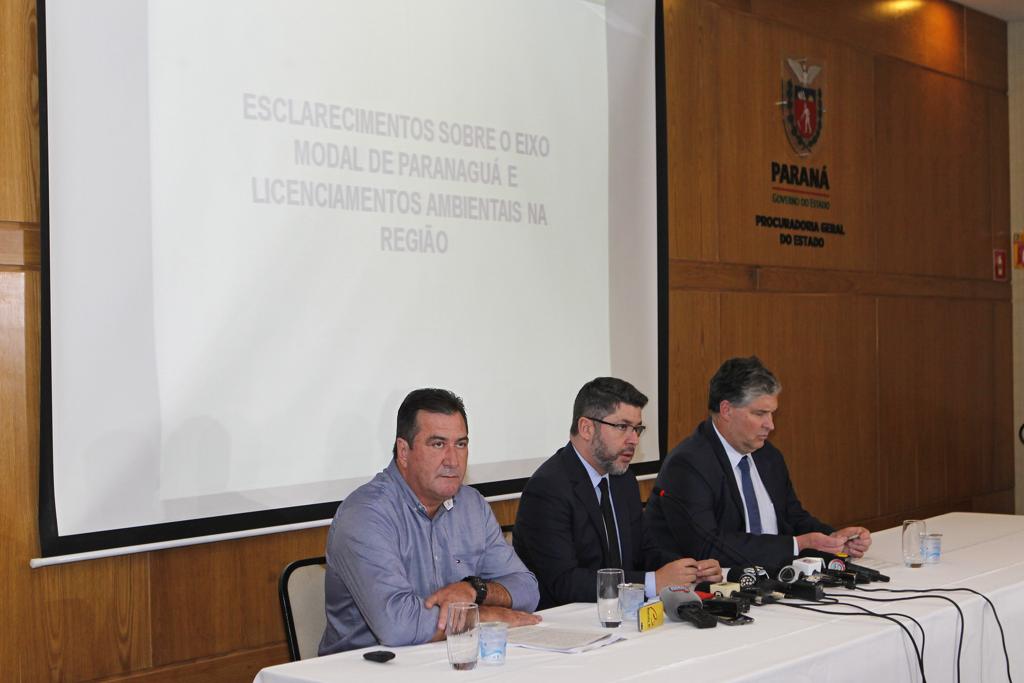 Paulo Rosso, ao centro, ladeado pelo presidente do IAP, Luiz Tarcísio Mossato (à esq.) e Luiz Henrique Dividino, diretor-presidente da Appa | Antônio More/Gazeta do Povo