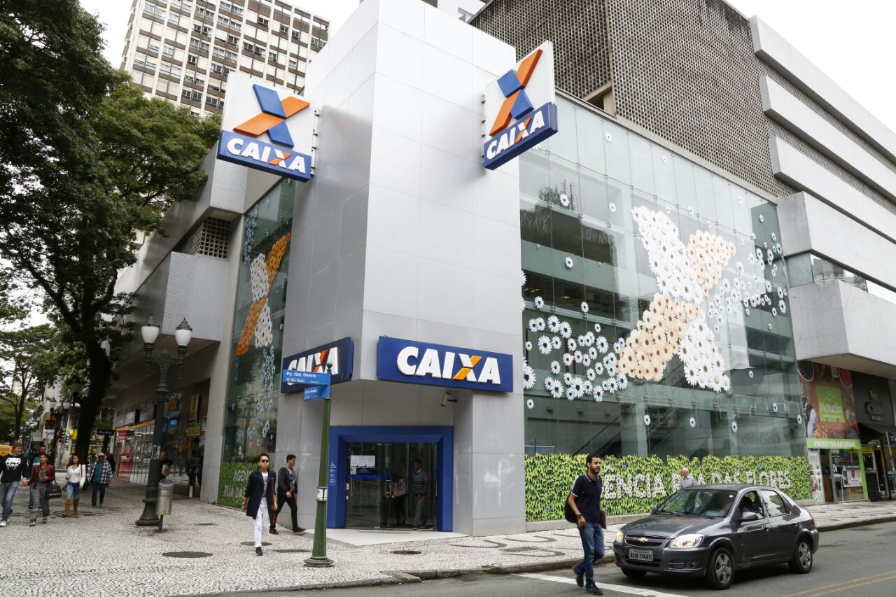Agências da Caixa estarão abertas das 9h às 15h neste sábado para atender os trabalhadores a sacar o FGTS. | Aniele Nascimento/Gazeta do Povo