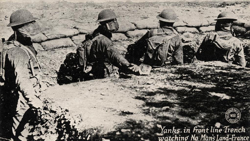 Cartão postal mostra soldados americanos em trincheira na França, em 1918. | /BigStock