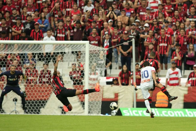 Renatinho chuta contra o gol atleticano. | Marcelo AndradeGazeta do Povo
