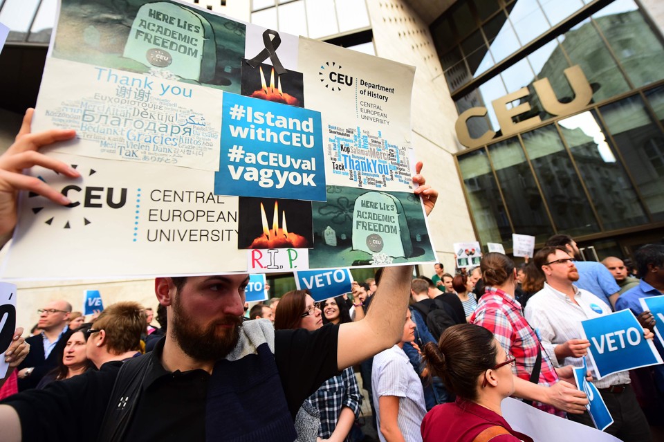 Protesto contra a medida governamental nas ruas de Budapeste, nesta terça-feira (4) | Attila Kisbenedek/AFP