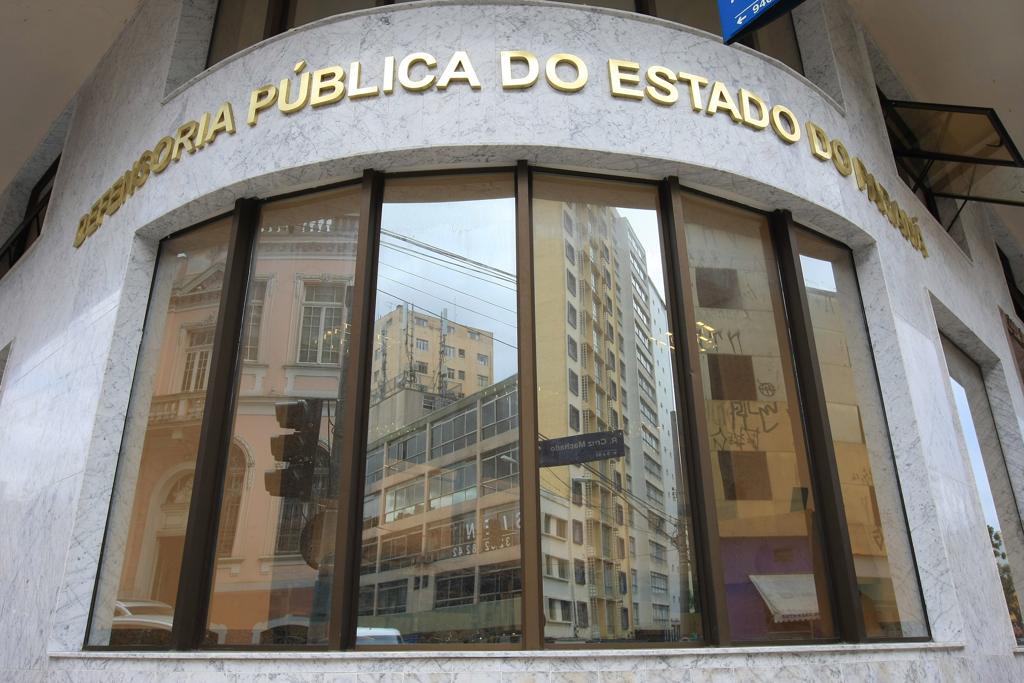 Confira cinco concursos públicos com inscrições abertas, com salário que chega a R$ 15.378,00. Na foto, a sede da Defensoria Pública do Paraná, que é um dos órgãos com inscrições abertas. | Ivonaldo Alexandre/Arquivo/Gazeta do Povo/