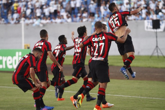 Jogadores do Atlético comemoram vitória nos pênaltis e classificação para final, conta o Coritiba | Roberto Custódio/Gazeta do Povo