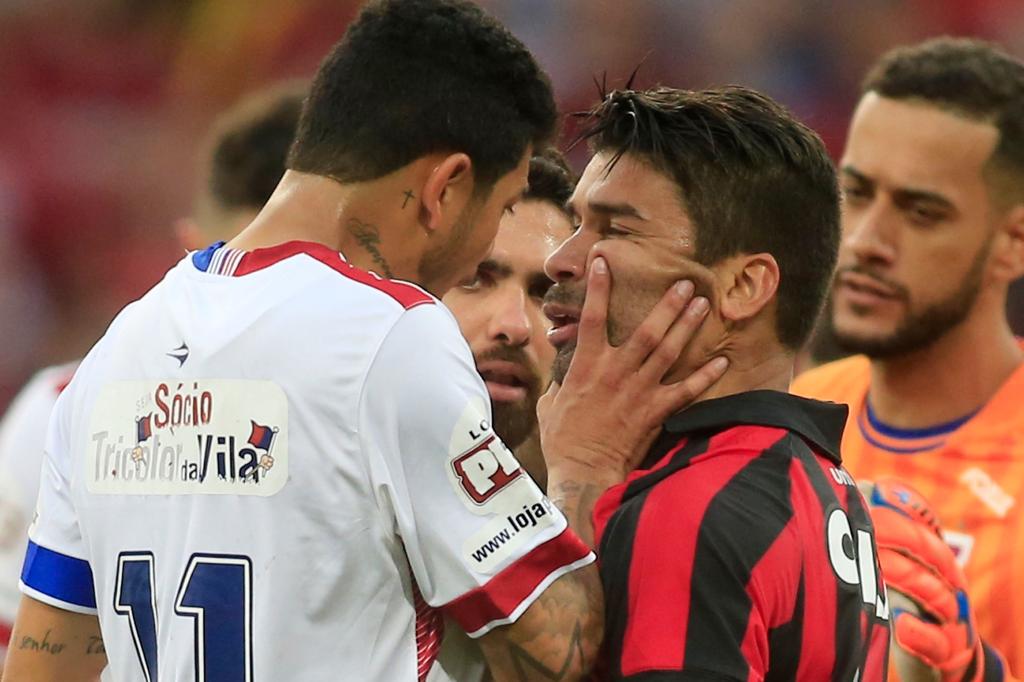 Felipe Alves e Eduardo da Silva se desentendem durante o clássico na Baixada: clima quente entre Paraná e Atlético. | Albari Rosa/Gazeta do Povo