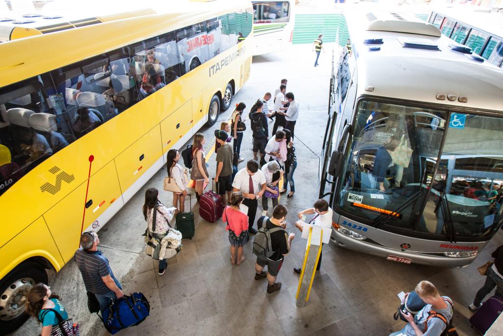 Só nesta quinta, dia mais movimentado na rodoviária, pelo menos 13,5 mil passageiros deixam o terminal | Brunno Covello/Gazeta do Povo