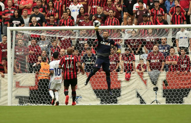 Weverton tira de soco em lance de ataque do Paraná; | Marcelo AndradeGazeta do Povo