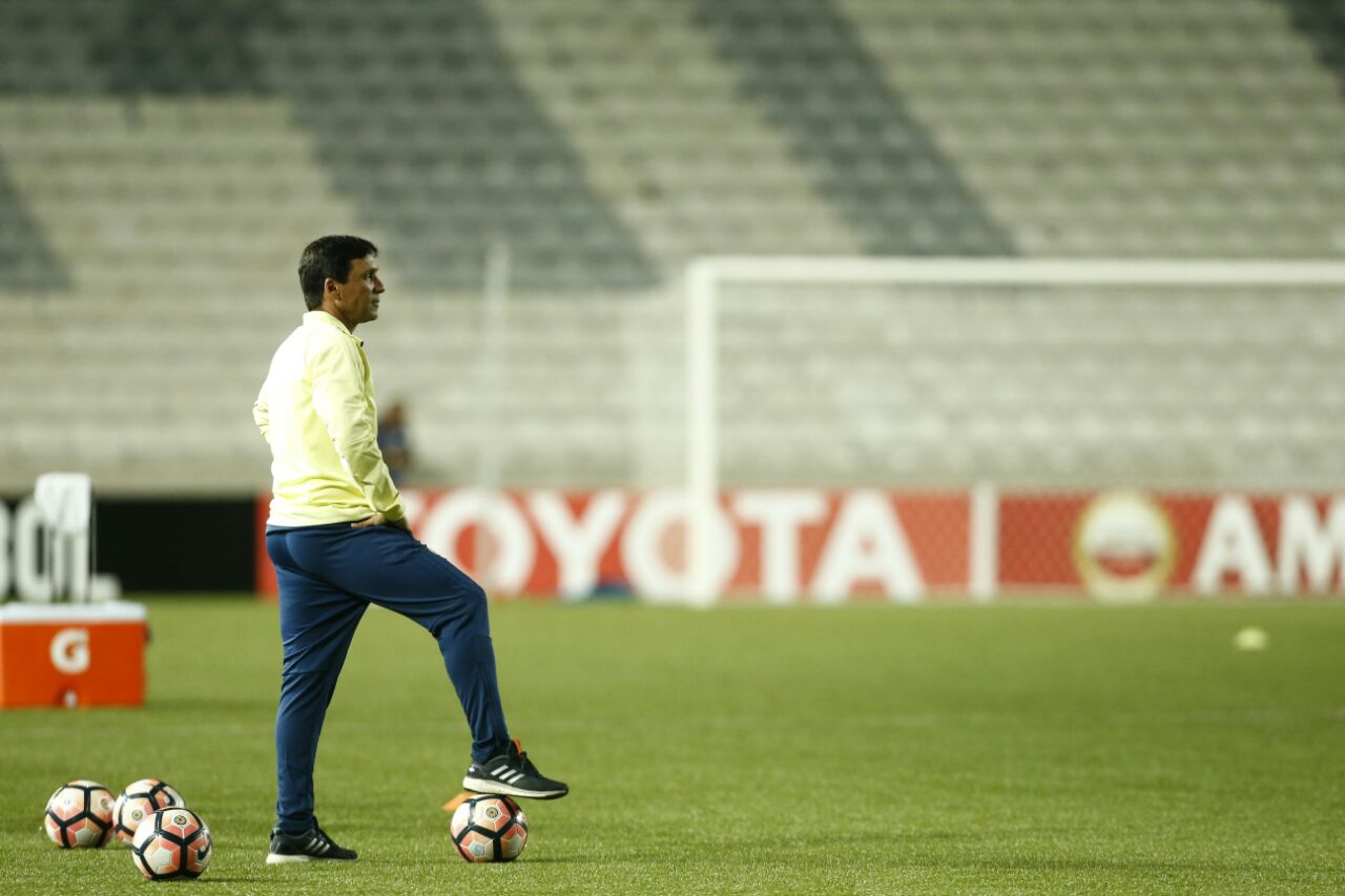 Técnico Zé Ricardo, do Flamengo, no reconhecimento do campo da Arena da Baixada nesta terça-feira (25). | Hugo Harada/Gazeta do Povo