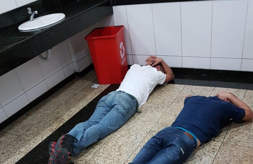 Dupla foi presa no banheiro do shopping no Xaxim ao comentar do assalto que pretendiam cometer em uma loja de chocolate. | Bope/PR/