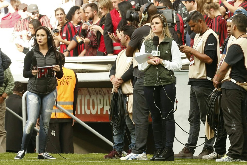Repórteres do Atlético e do Coritiba paradas durante o problema na transmissão do Atletiba decisivo pelo Youtube neste domingo. | Hugo Harada/Gazeta do Povo