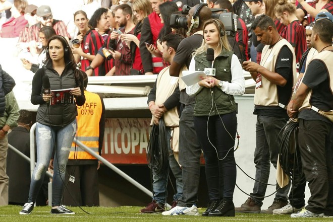 Repórteres do Atlético e do Coritiba paradas durante o problema na transmissão do Atletiba decisivo pelo Youtube neste domingo. | Hugo Harada/Gazeta do Povo