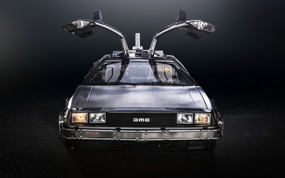 O DMC-12 DeLorean só virou um carro de sucesso depois de integrar um filme recordista de bilheteria pelo mundo. | /