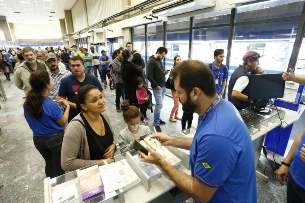 Fila na Caixa da Carlos Gomes, em Curitiba, para tirar dúvidas sobre o saque do FGTS | Hugo Harada/Gazeta do Povo/