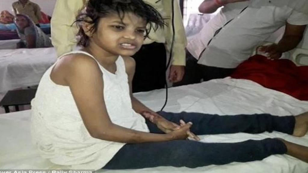 Quando a polícia se aproximou dela, os macacos cercaram a garota, protegendo-a como um deles. | /