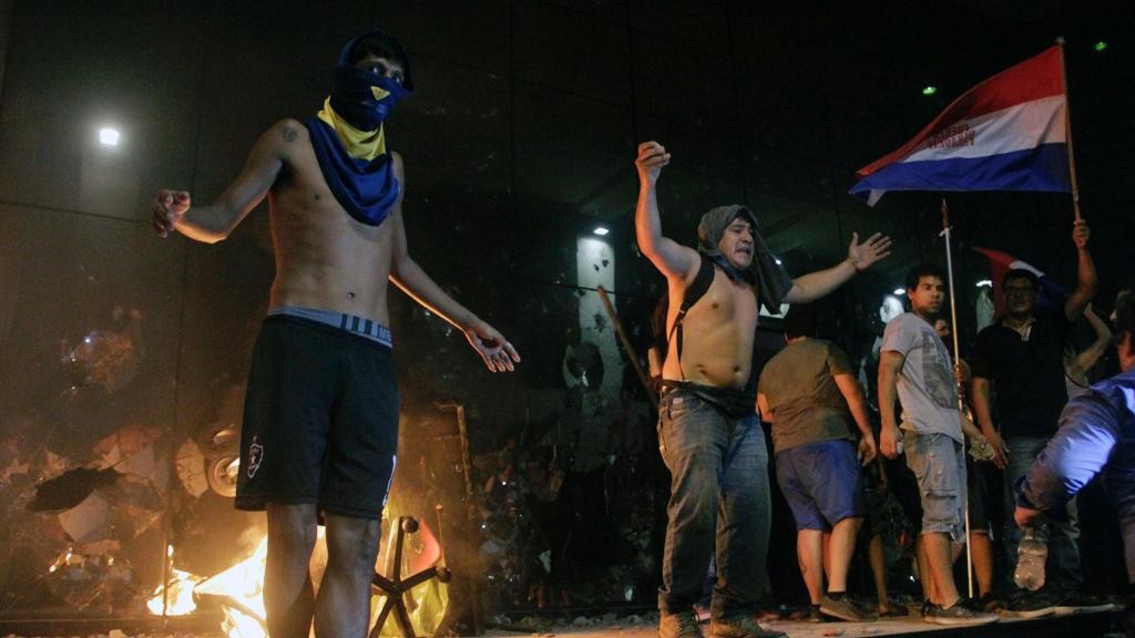 Protestos no Paraguai começaram após aprovação, pelo Senado, da reeleição presidencial | CESAR OLMEDO/AFP