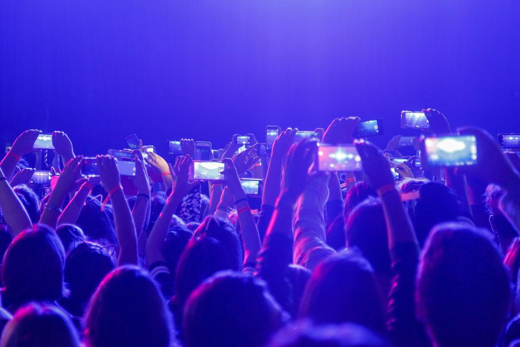 Polícia orienta fãs a não exporem tanto seus celulares em shows: os ladrões estão de olho. | Daniel Castellano/Gazeta do Povo