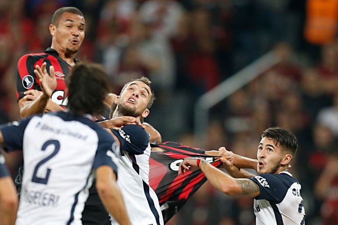 Puxão do jogador do San Lorenzo na camisa atleticana em disputa na área. | Albari Rosa/Gazeta do Povo