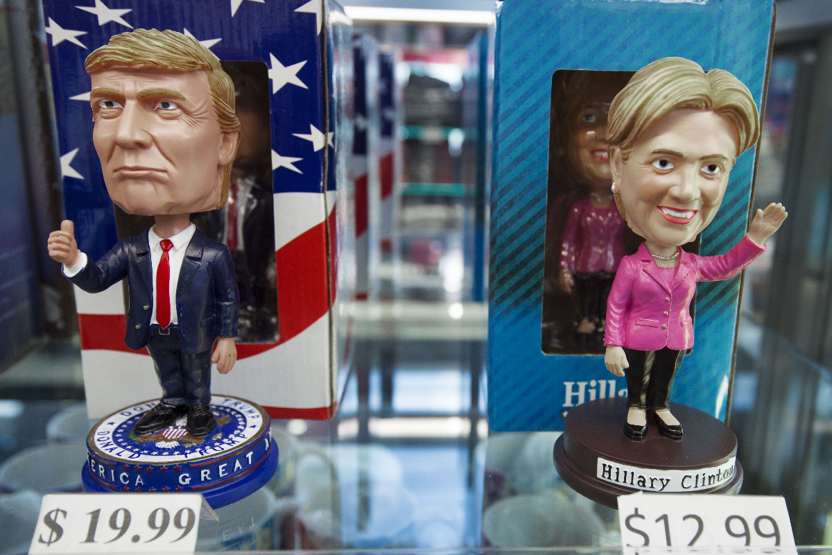 Donald Trump conquistou a presidência somando 306 votos eleitorais contra 232 de Hillary Clinton. Mas Clinton venceu no voto popular por quase 3 milhões de votos e uma margem de 2,1 pontos percentuais. | PAUL J. RICHARDS/AFP