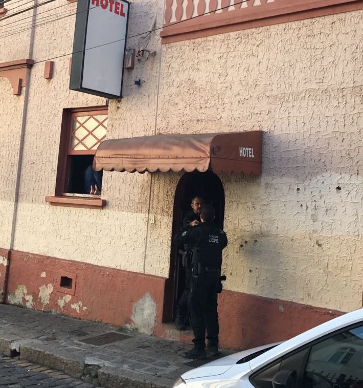 Policiais do Cope cumprem mandado de busca em hotel da região central de Curitiba | Divulgação Polícia Civil/