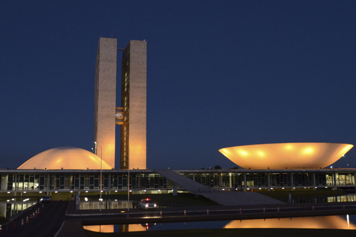 O esporte nacional é malhar os políticos, mas ao mesmo tempo se espera muitas benesses vindas do governo — constituído por esses mesmos políticos | Ana VolpeAgência Senado