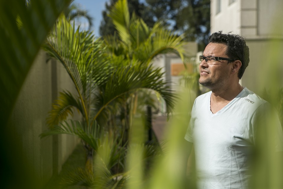 Anderson de Souza era analista de importação de uma fábrica de lâmpadas e foi demitido há 3 meses. Ele disse que a demissão foi um baque, mas agora tem mais tempo para se capacitar e pode dar mais atenção às filhas. | Marcelo Andrade/Gazeta do Povo