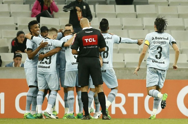 Jogadores do Grêmio comemoram gol na Arena da Baixada. | Hugo Harada/Gazeta do Povo