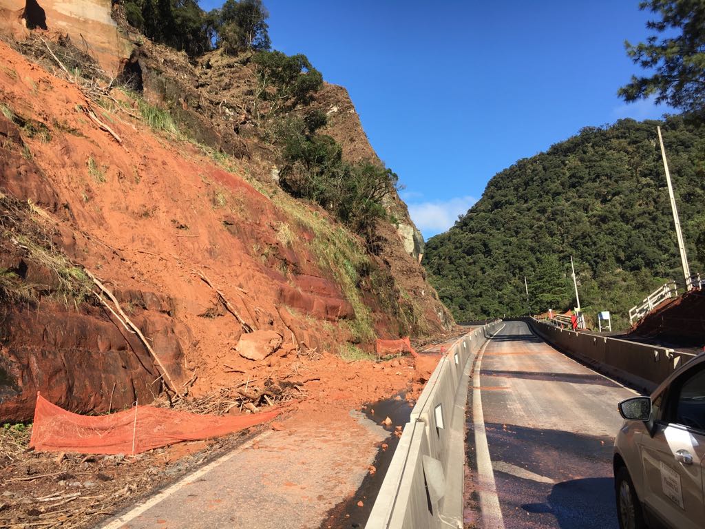 Chuva encharcou o solo e encosta corre risco de cair sobre pista. | Divulgação/Autopista Planalto Sul
