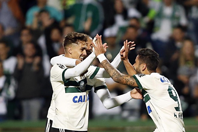 Neto Berola marcou o segundo logo depois. | Albari Rosa/Gazeta do Povo