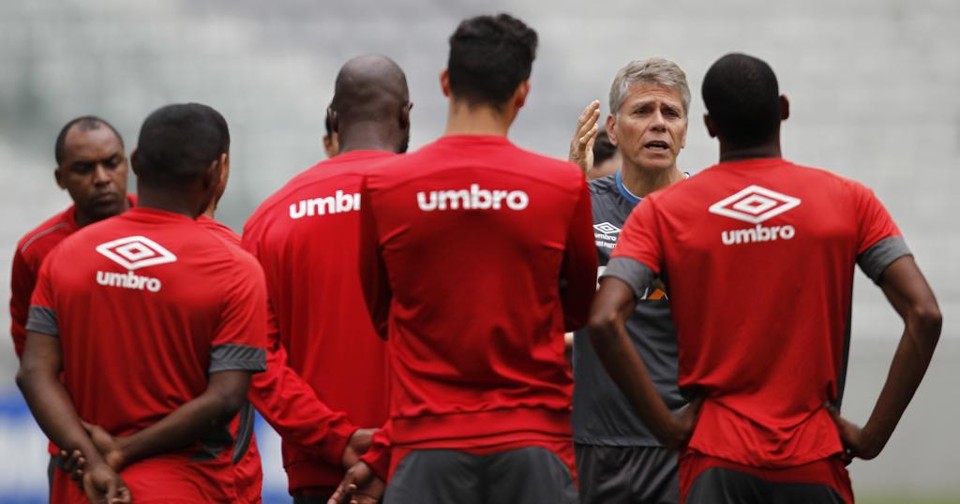 Paulo Autuori conversa com os jogadores do Atlético em treino na Arena da Baixada. | Jonathan Campos/Gazeta do Povo