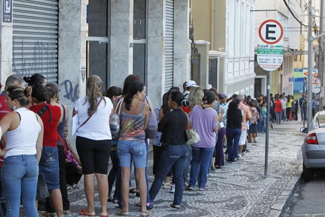 Fila para atendimento na sede da Defensoria Pública do Paraná. | Antônio More / Gazeta do Povo