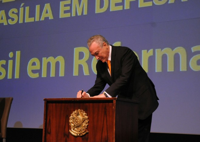 Temer assina MP que beneficia municípios de olho na pressão de prefeitos sobre deputados por votos favoráveis à reforma da previdência. | Divulgação/CNM