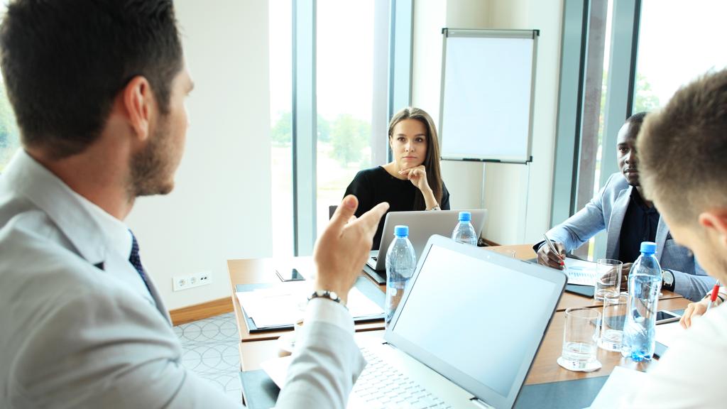 Seis tipos de puxa-sacos no ambiente de trabalho e dicas para não se tornar um deles. | Bigstock/