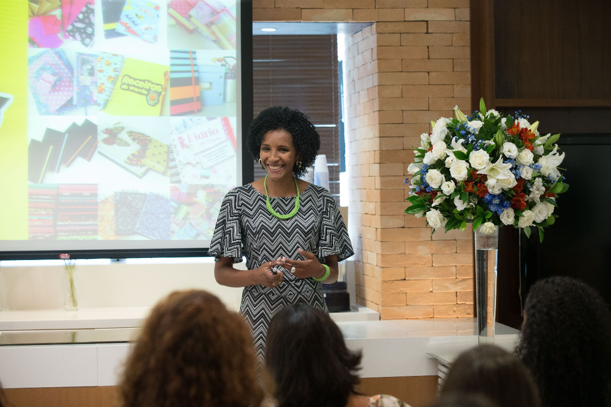 Empresas com propósito vendem mais. Ariane, da Badu Design, não quer só vender acessórios e artigos de papelaria a partir de resíduos da indústria têxtil, mas fomentar a sustentabilidade e o empoderamento feminino. | Aliança EmpreendedoraDivulgação