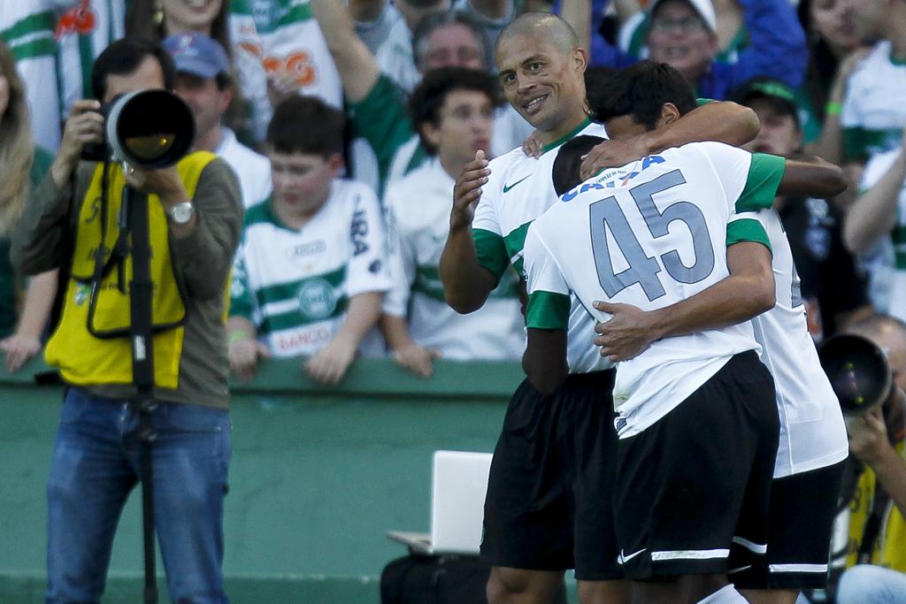 Alex comemora com os companheiros o gol da vitória sobre o Atlético que valeu a liderança. | André Rodrigues/Gazeta do Povo